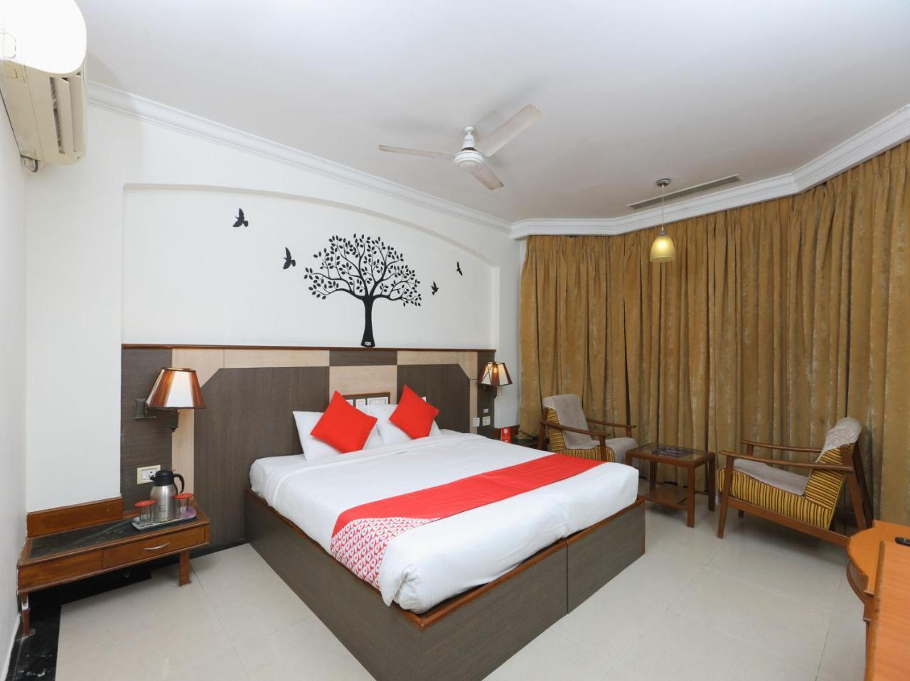 Oyo 1081 Hotel Sindhu International Тирупати Екстериор снимка